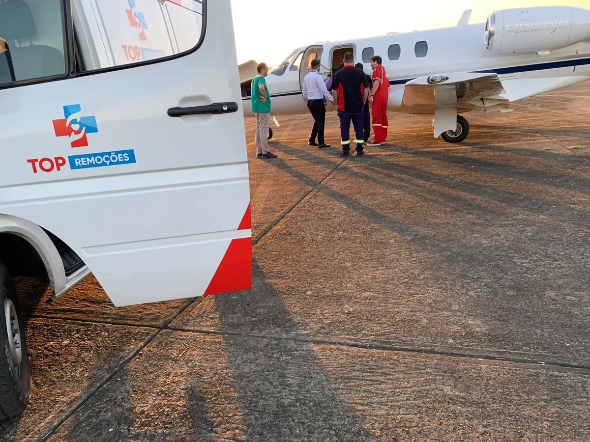 Ambulância TOP ao lado de avião aeromédico