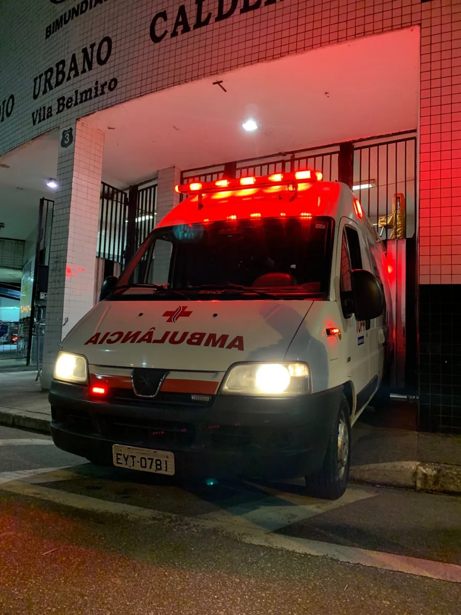 Ambulância com luzes acesas na base