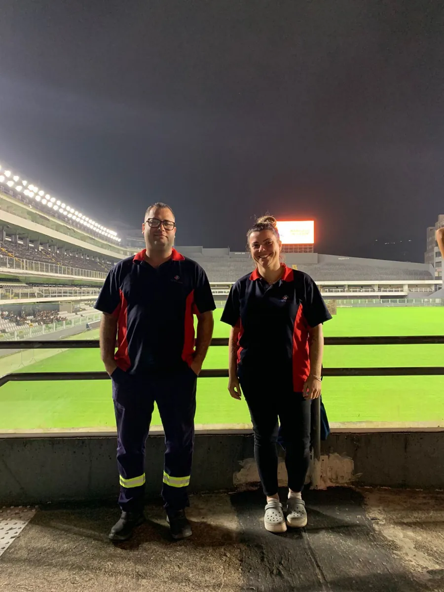 Dois socorristas em estádio
