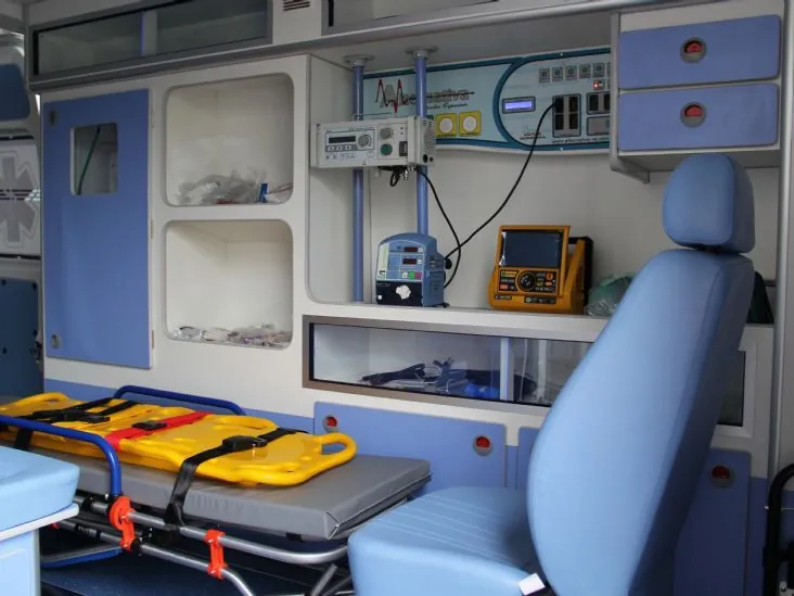 Monitor e equipamentos médicos dentro da ambulância
